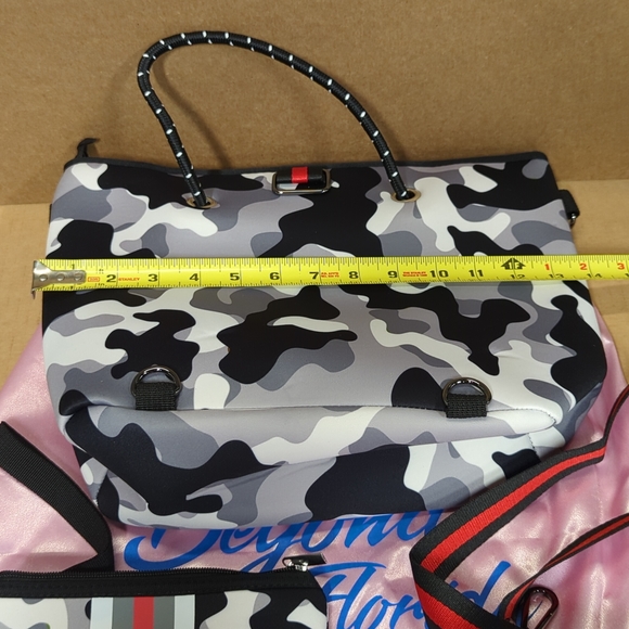 Grey Camo Neoprene Crossbody Purse Brand New - Picture 10 of 15